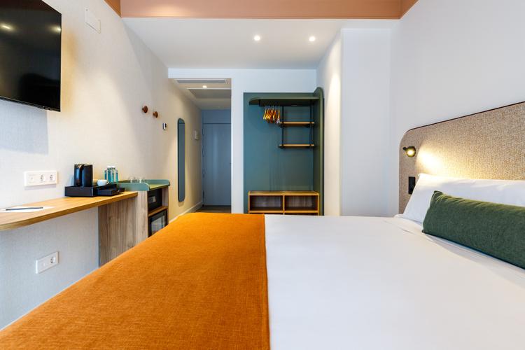 double room with views to puerta del sol